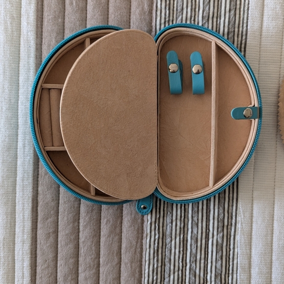 Rowallan Half Moon Leather Jewelry Case Tiffany Blue - Picture 6 of 9